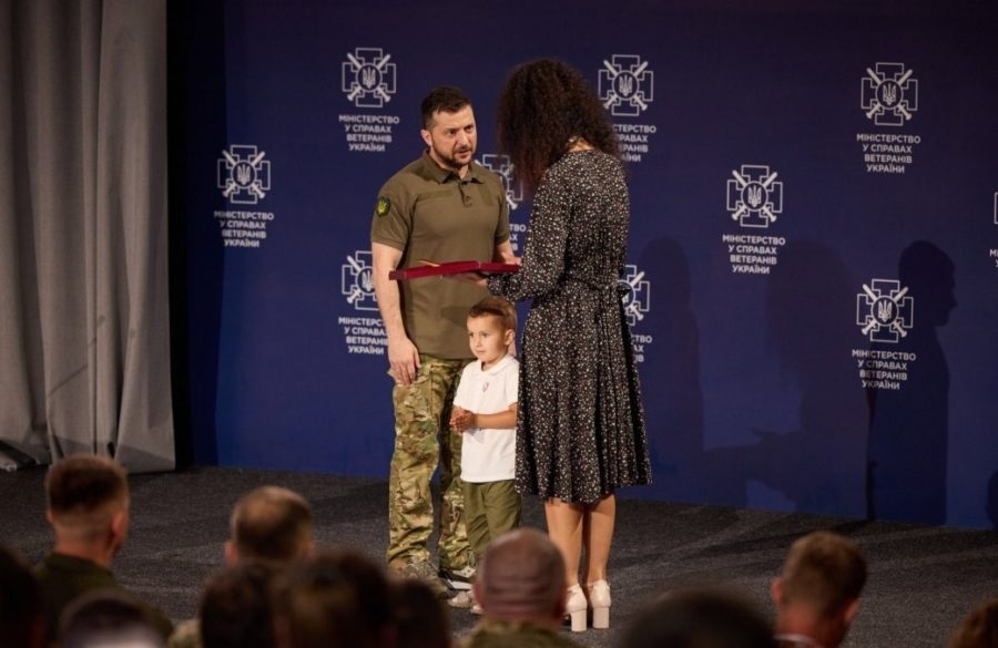 Володимир Зеленський вручає Вікторії і Святославу орден "Золота Зірка", яким Віталія нагородили посмертно