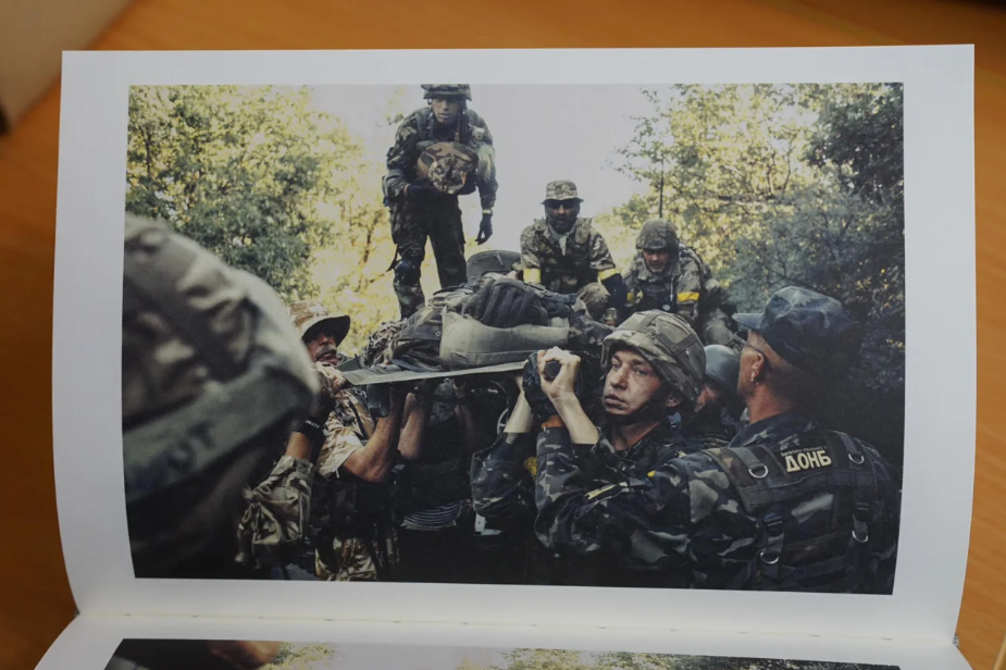 Сторінка з виданої у 2023 році фотокниги "Іловайськ.2014", куди увійшли світлини Максима Левіна (вбитий росіянами у 2022 році), Олександра Глядєлова, Максима Дондюка та Маркіяна Лисейка