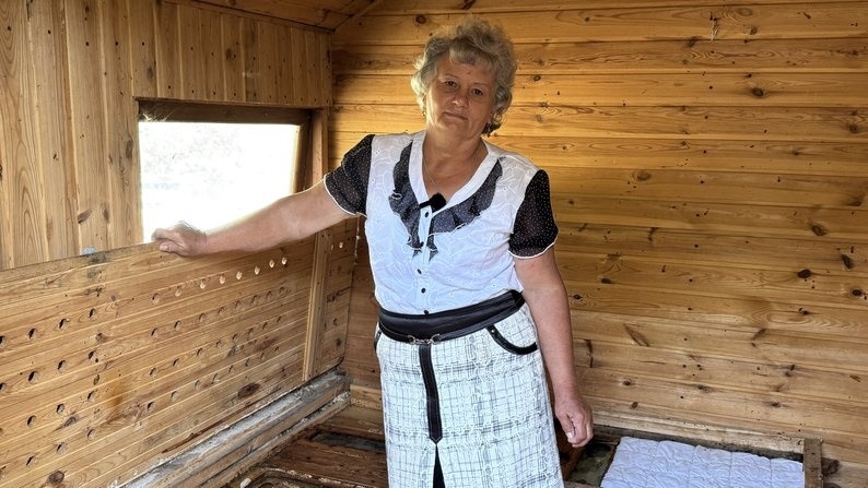 Тетяна на пасіці, у будиночку бджолотерапії