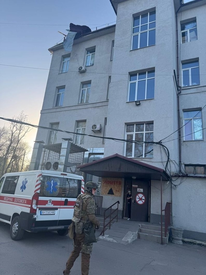 Пошкоджена будівля лікарні після російського обстрілу, квітень 2025 року