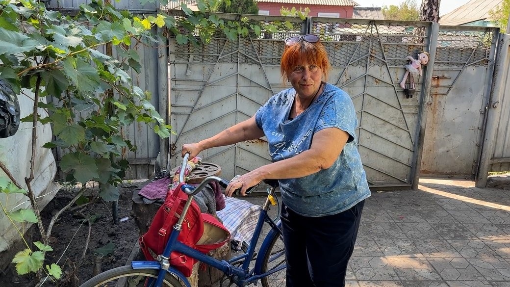 Вікторія Жидкова щовечора годує покинутих тварин, їжу розвозить на велосипеді
