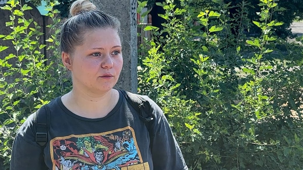Аліна поки що залишається у місті і допомагає доглядати за покинутими тваринами