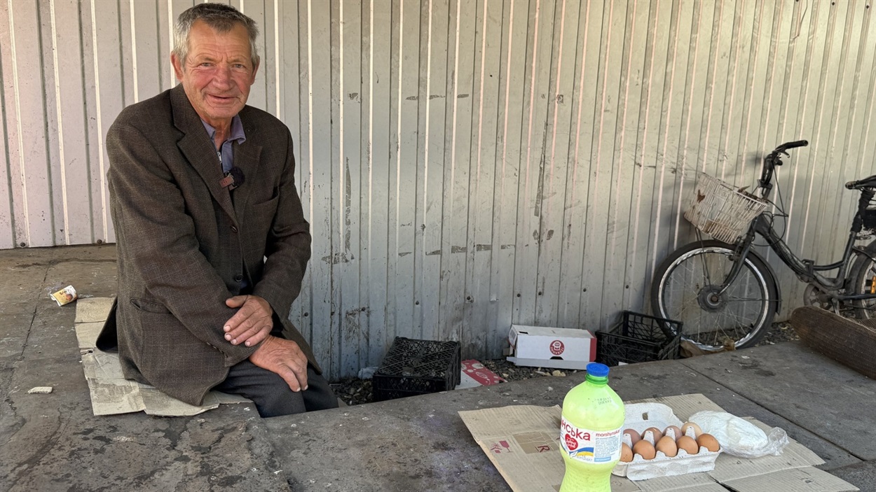 Володимир приїхав із сусіднього села, аби продати надбане тим, хто і досі живе у Білозерському