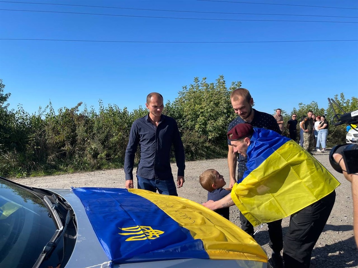 Мар'яна зустрічають після полону вдома, на Львівщині