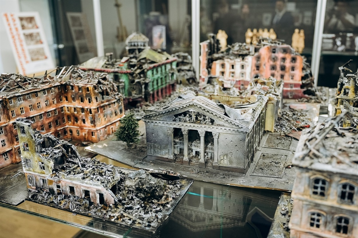 Центр зруйнованого Маріуполя у мініатюрі