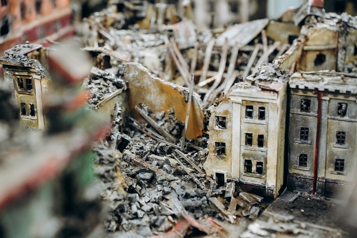 Руїни Маріуполя в мініатюрі