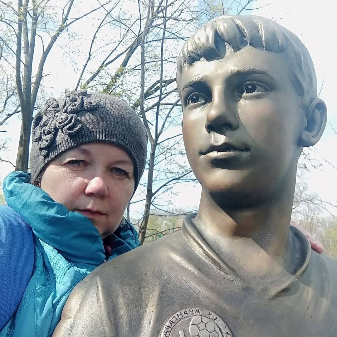 Сталіна Чубенко біля пам'ятника сину