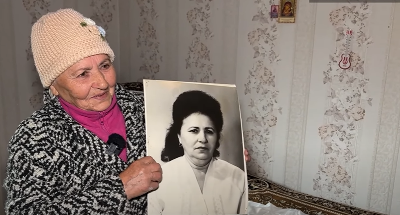 Людмила показує свою світлину