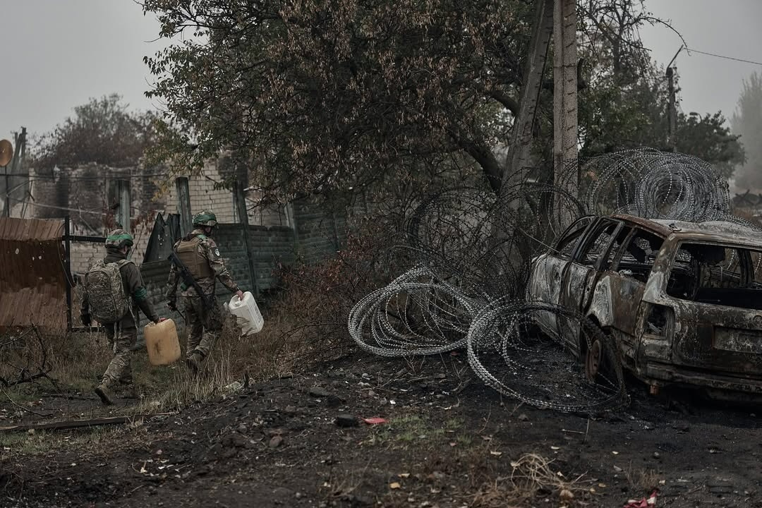 Навколо спалені автіки, колючий дріт і військові, які прислухаються до кожного дзижчання