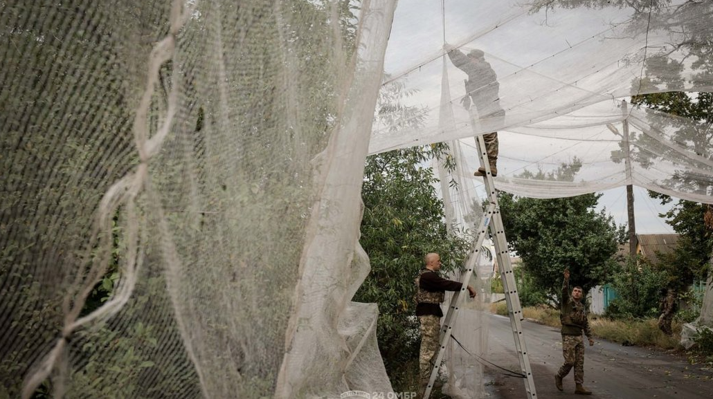 Військові захищають дороги антидроновими сітками