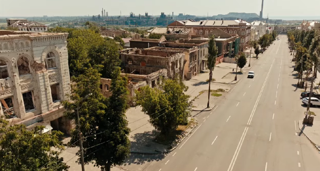 Розбиті російськими військами будинки на вулицях Маріуполя теж потрапили у серіал