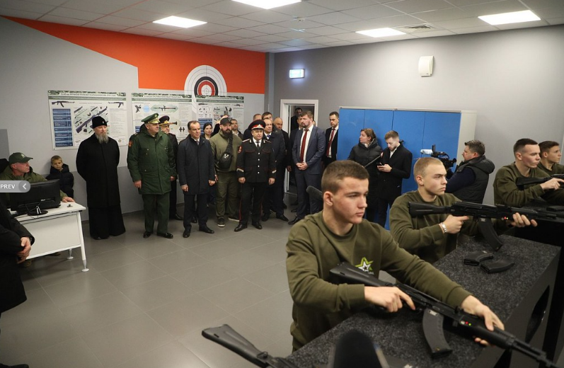 Відкриття клубу «Патріот». Коля Сєдих на передньому плані. Фото із сайту Кубанської митрополії РПЦ mitropoliakuban.ru