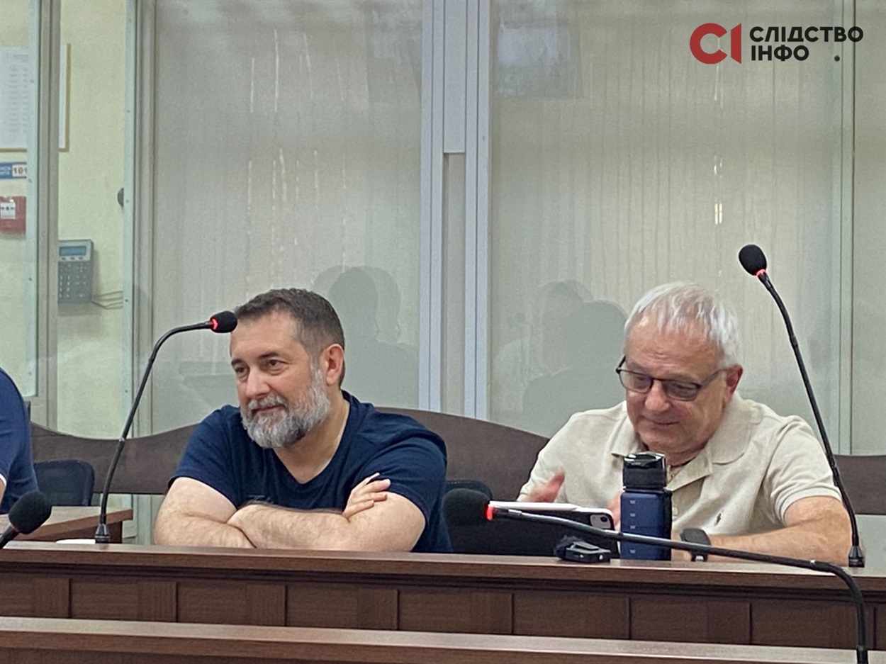 Сергій Гайдай з адвокатом у залі суду