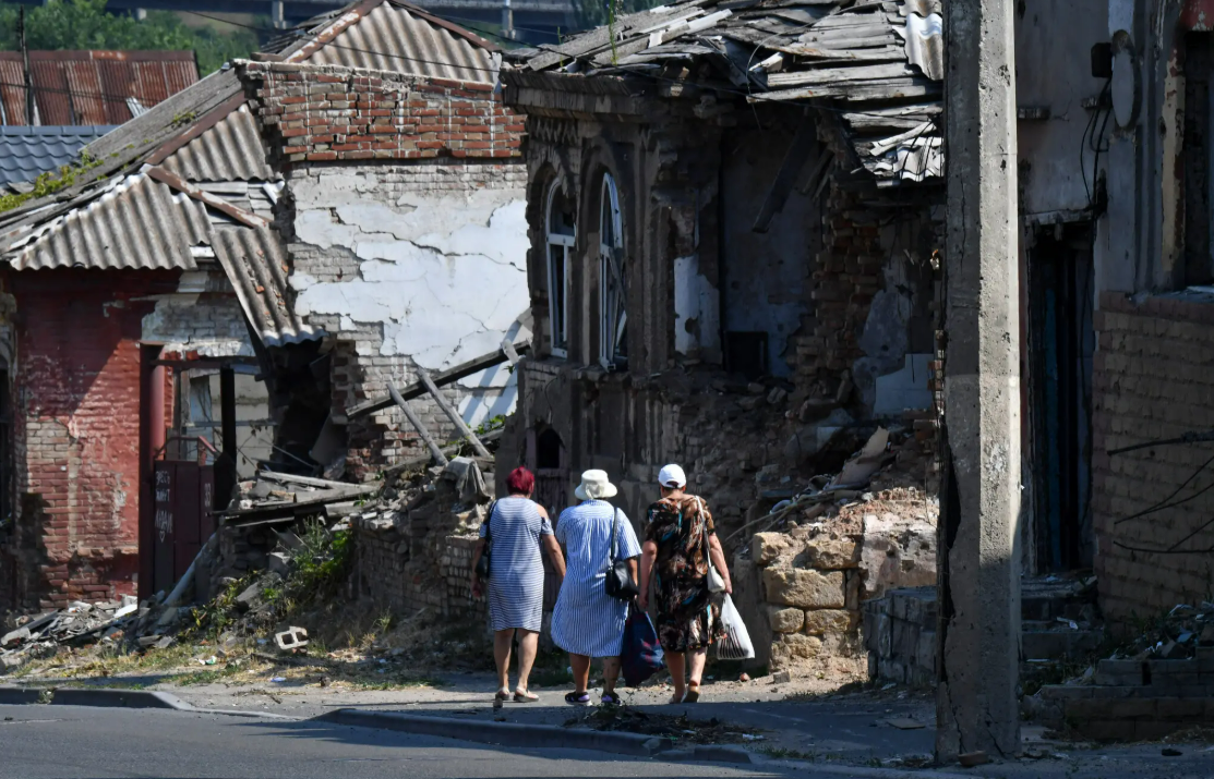 Зруйновані будинки у Маріуполі, липень 2025