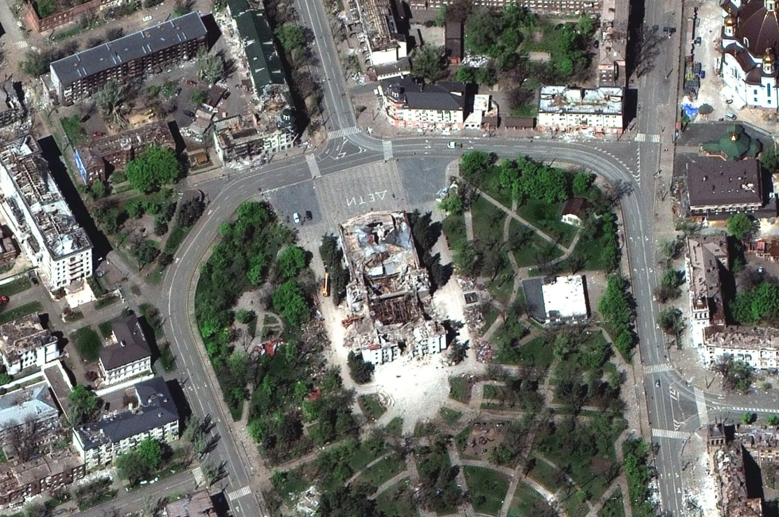 Драмтеатр у Маріуполі після авіаудару