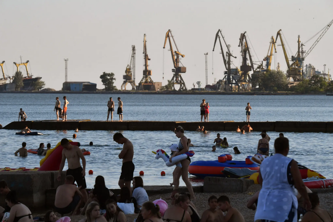 Пляж у Маріуполі і порт, літо 2025