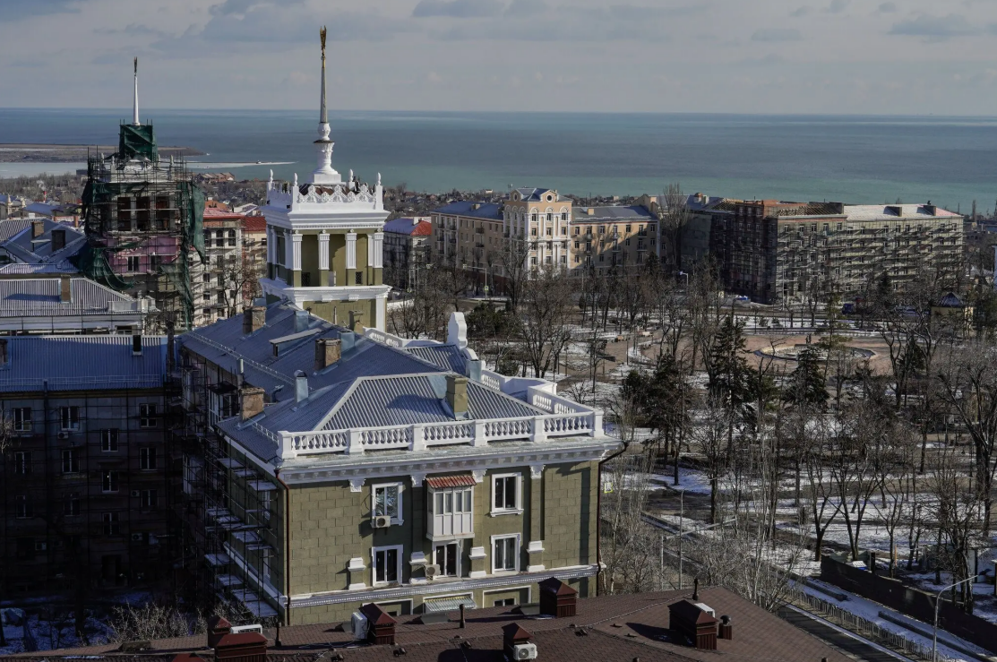 Російська православна церква Святого благовірного князя Олександра Невського в Маріуполі, на задньому плані будівлі, що будуються. Лютий 2025