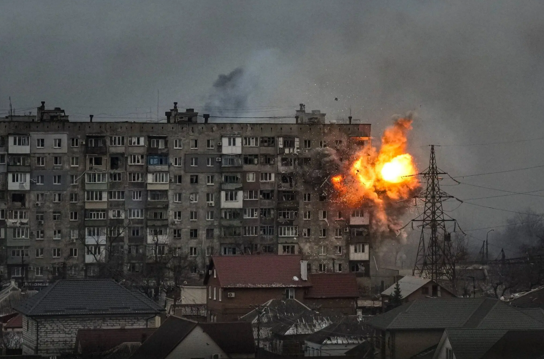 Удар по квартирі на вулиці Митрополитській у Маріуполі, березень 2022 року. Облога спустошила інфраструктуру міста; за даними Організації Об'єднаних Націй, кількість загиблих, яка так і не була підтверджена, починала обчислюватися тисячами.