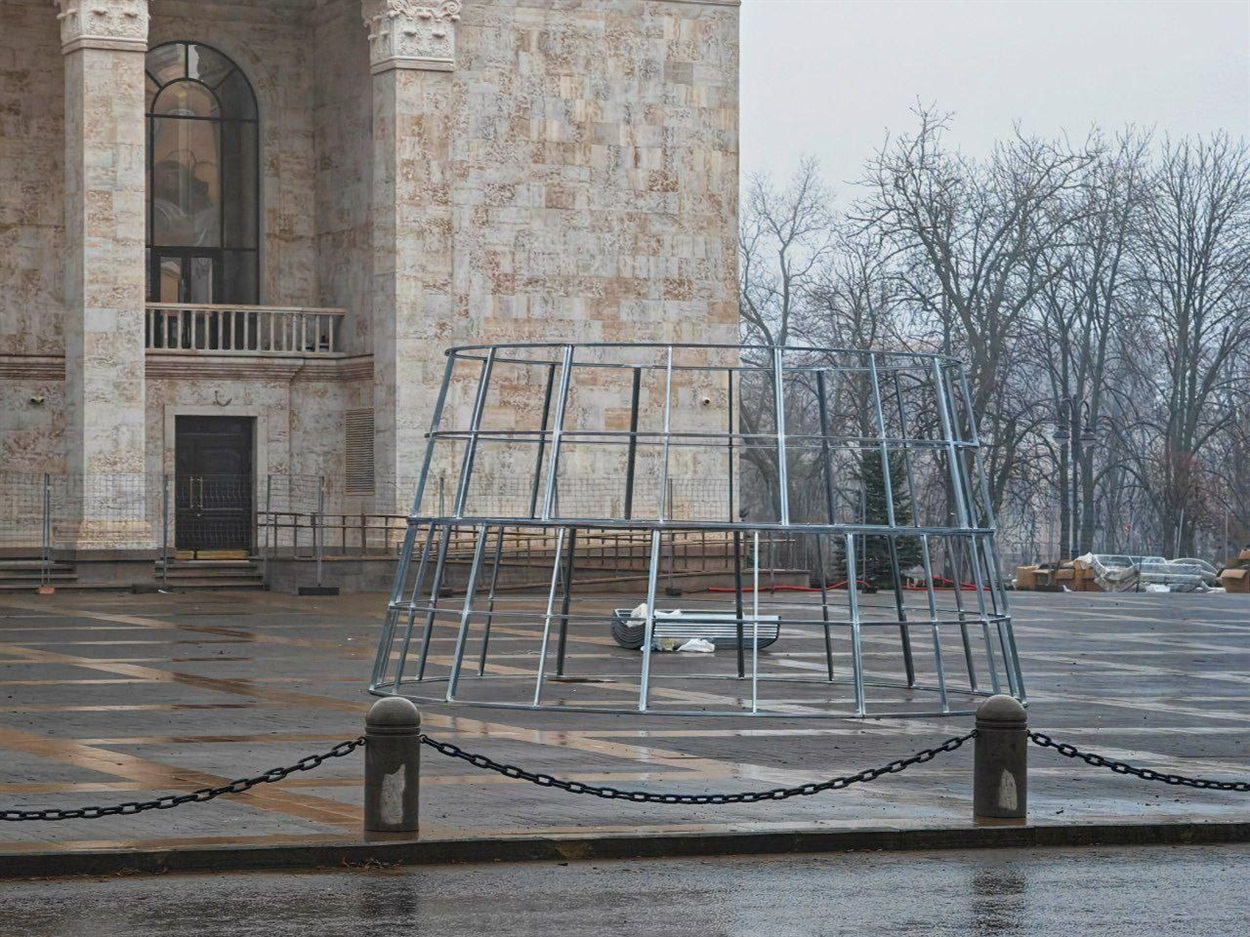 Ялинка у Маріуполі біля драмтеатру