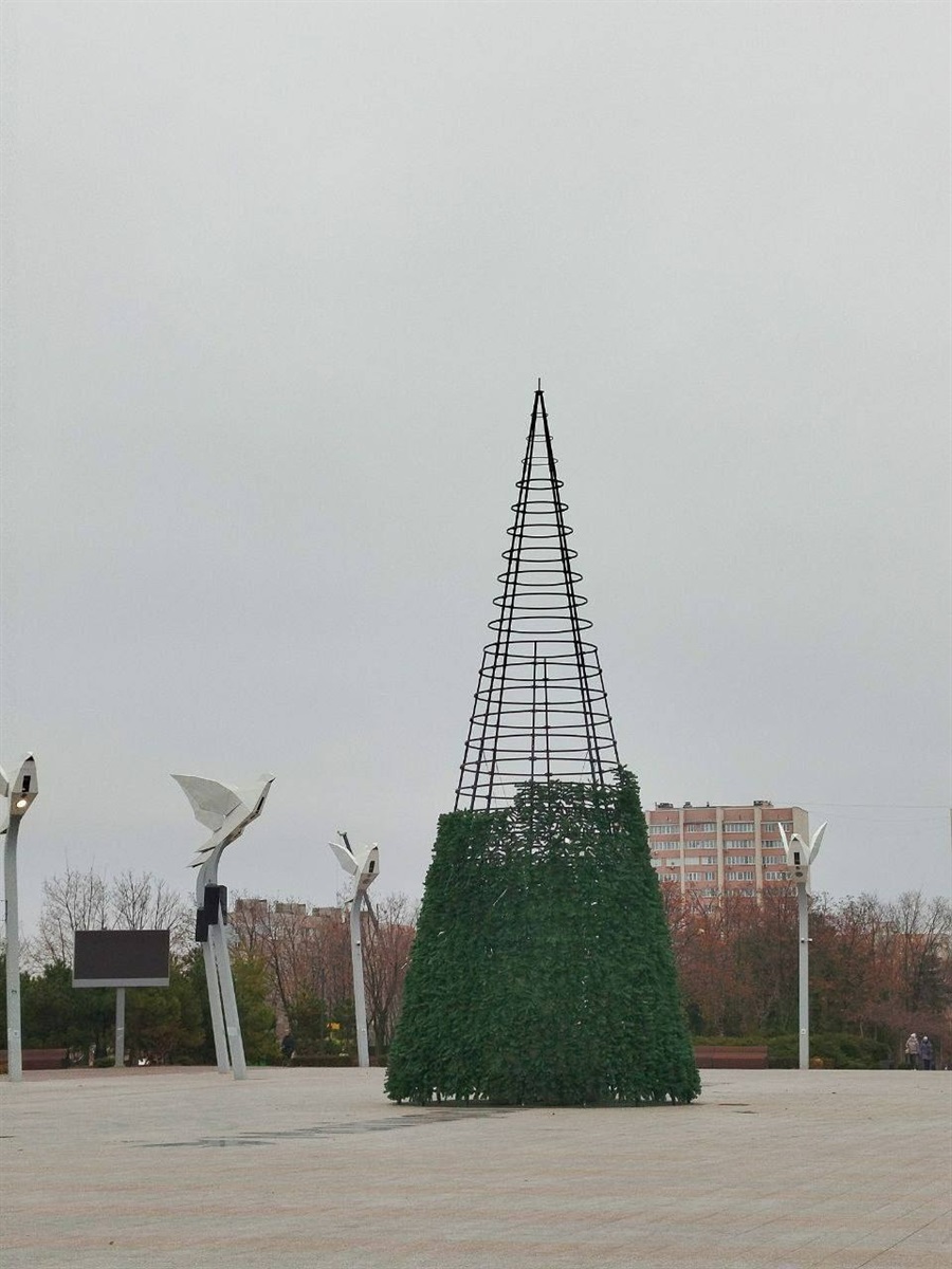 Ялинка на площі Свободи в окупованому Маріуполі у 2024