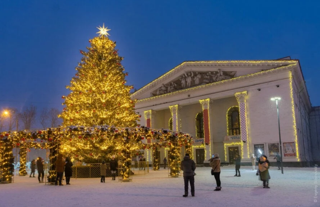 Ялинка в Маріуполі біля драмтеатру у 2022, до окупації
