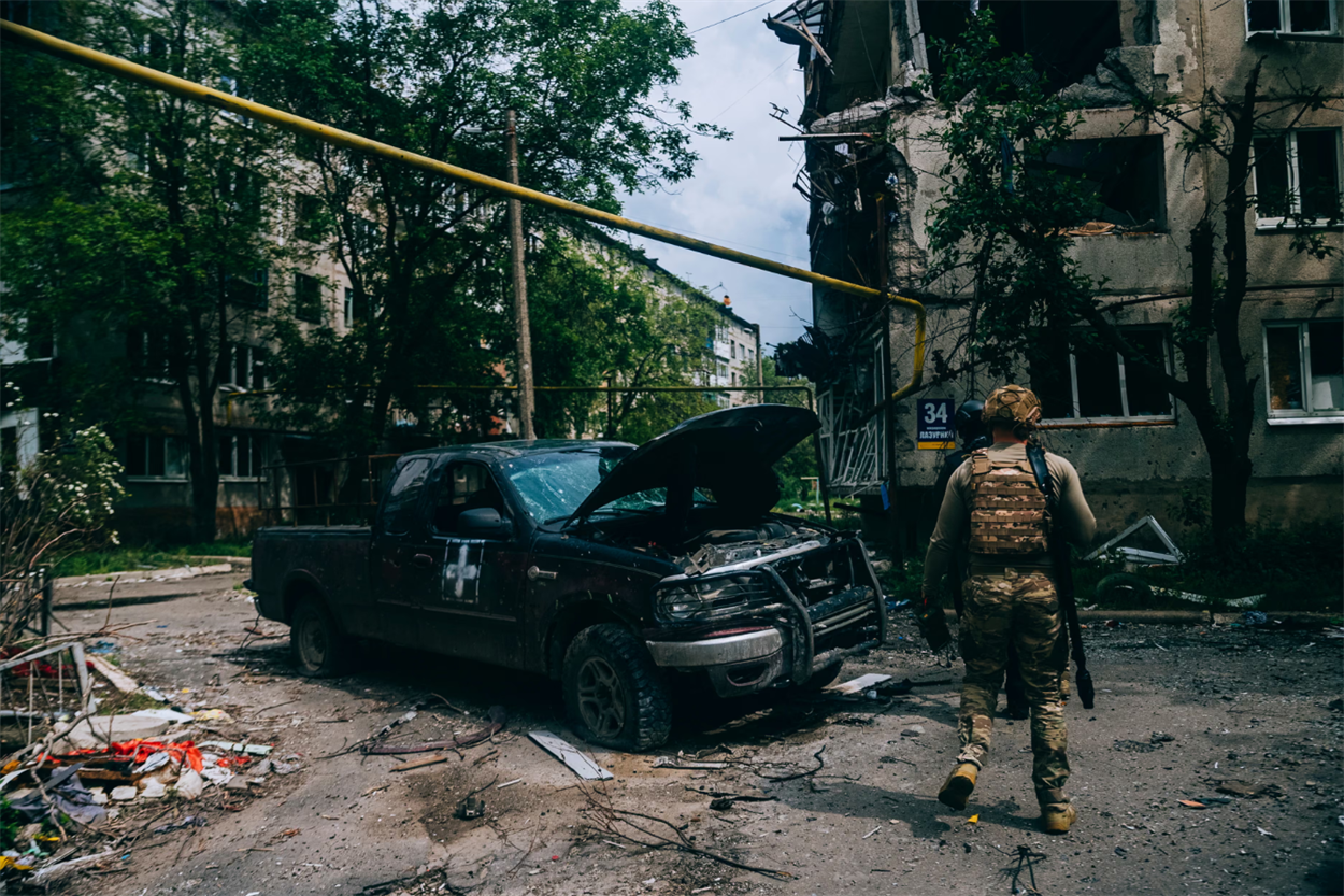 Поліцейський екіпажу "Білий янгол" у центрі Покровська, який допомагає евакуюватися цивільним, травень 2025