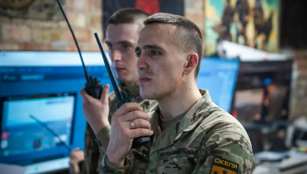 Військові ЗСУ показують кореспонденту, як українські воїни воюють у Покровську