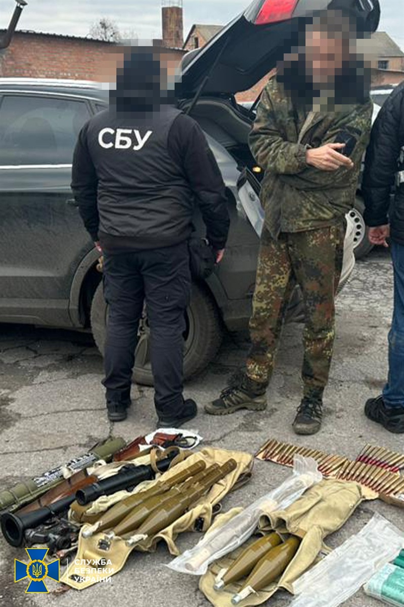 На Донеччині затримали п'ятьох чоловіків, які продавали зброю