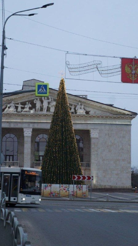 Ялинка в Маріуполі біля драмтеатру