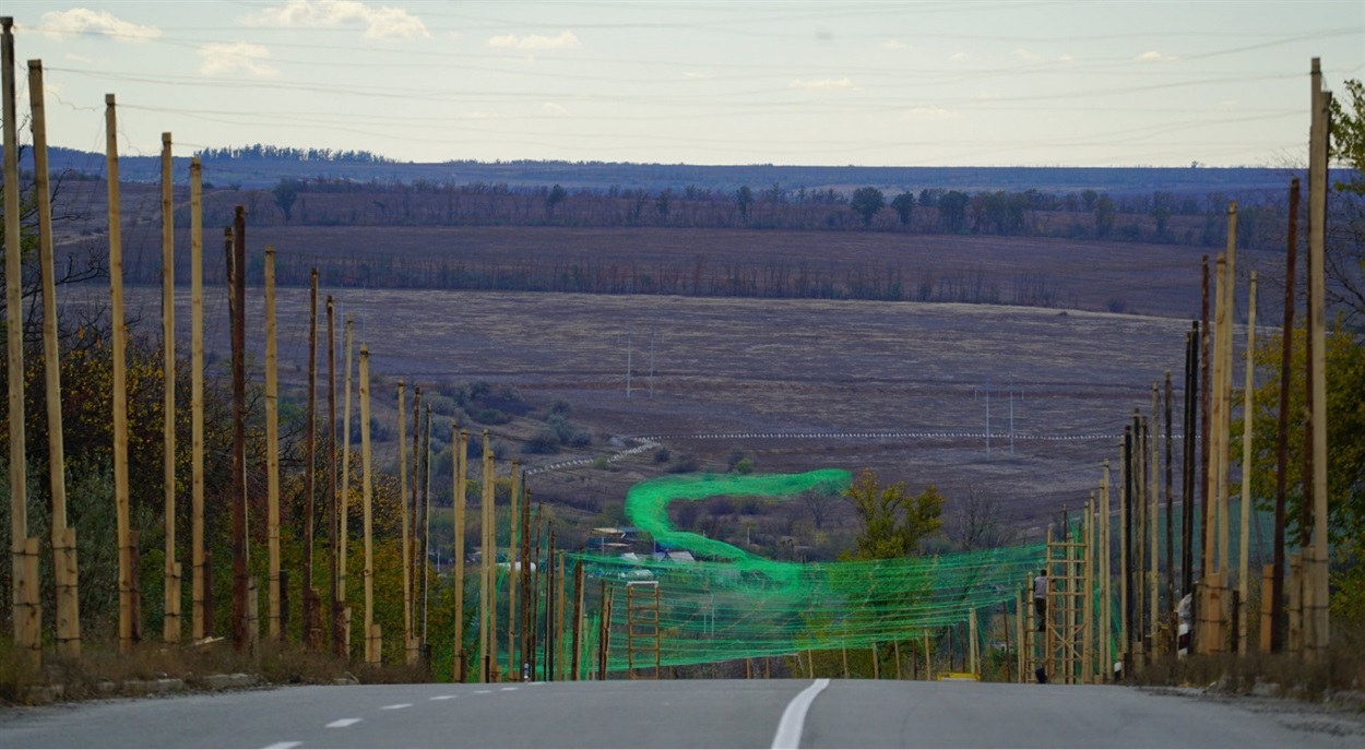 Дороги накриті антидроновими сітками на трасі Ізюм-Слов'янськ
