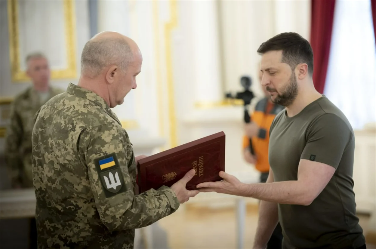 Олександр Шемет під час нагородження званням Герой України