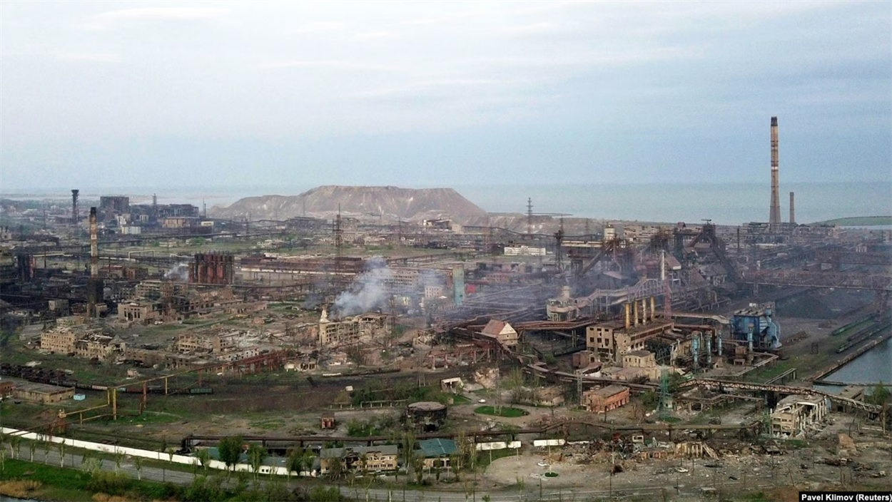 Шлакова гора і металургійний комбінат «Азовсталь» у Маріуполі, 5 травня 2022 року