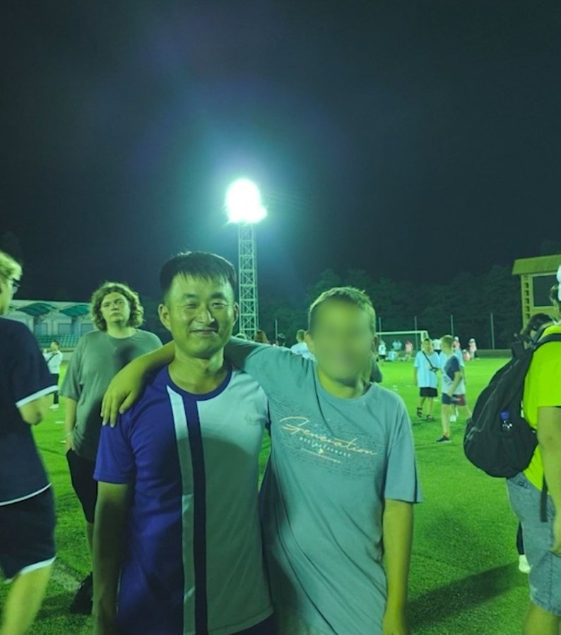 Михайло з учасником табору “Сондовон”