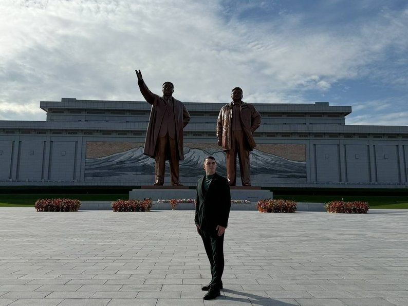 Владислав Кушніренко у центрі Пхеньяна в 2025 році