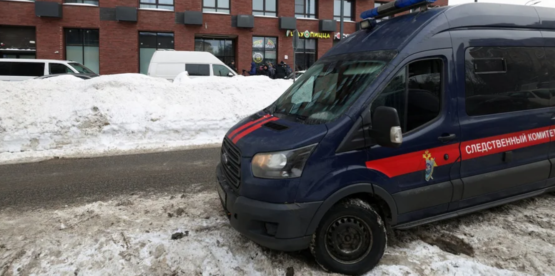 Машина Слідчого комітету РФ біля житлового будинку, де було скоєно замах на генерал-лейтенанта Володимира Алексєєва, 6 лютого 2026 року