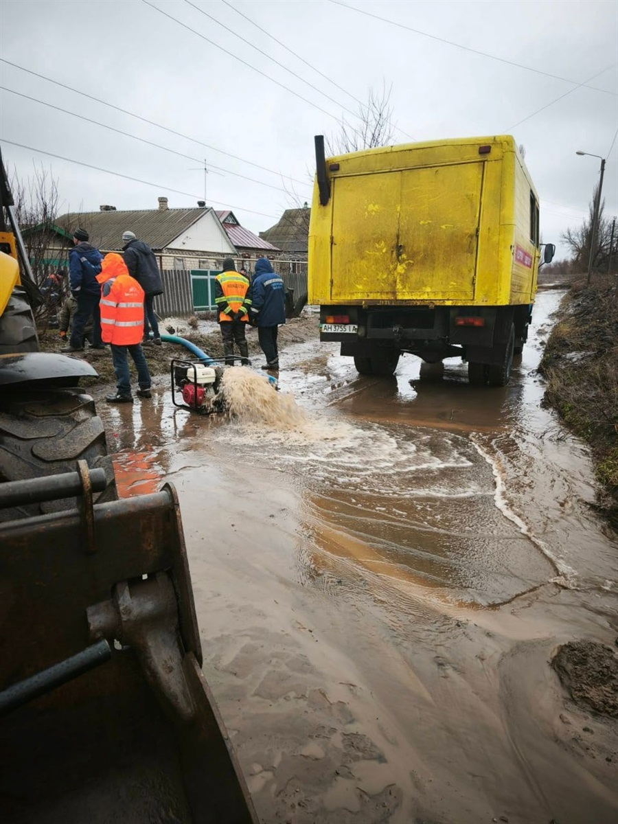 У Краматорській громаді відкачують воду через підтоплення