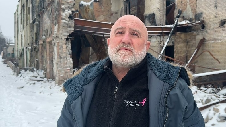 Василь Хоменко біля розбитої школи