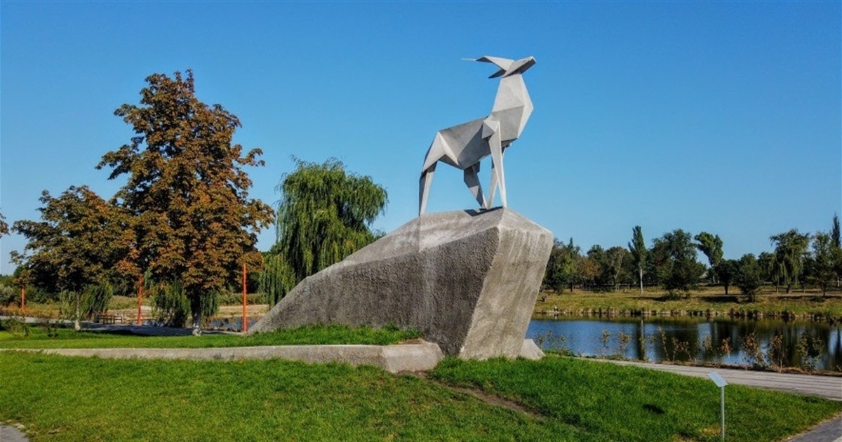 "Олень" у парку у Покровську