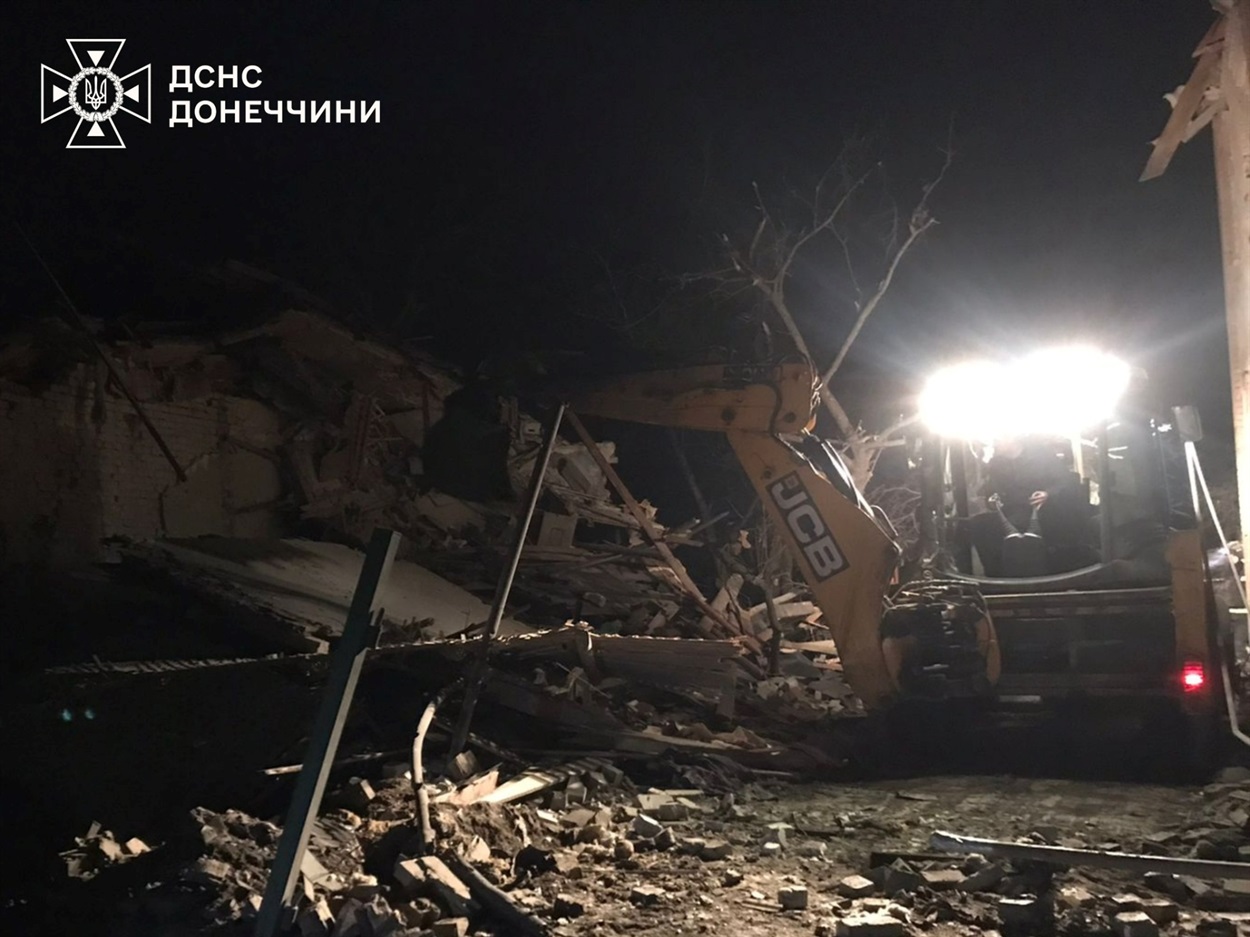 Рятувальник розбирали завали на місці авіаудару