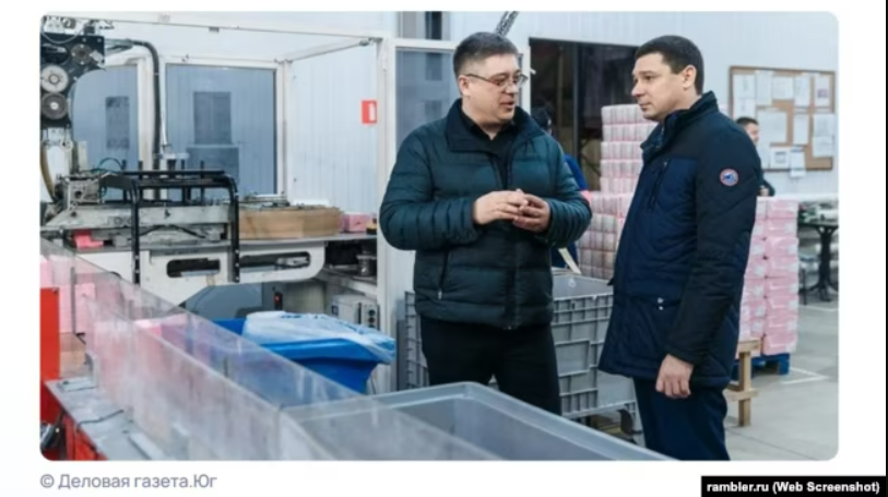 Крило Мінін (ліворуч)