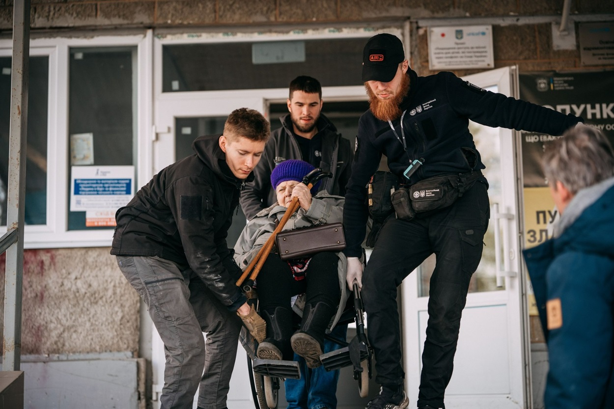 Семюель (зліва) на евакуації