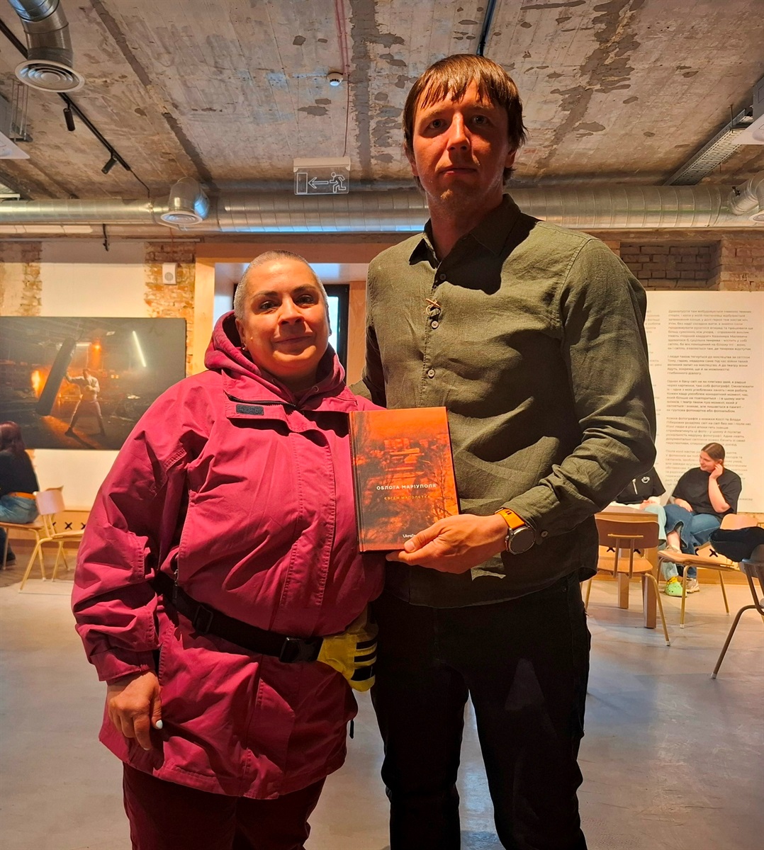 Журналістка Свої Ганна Курцановська із Євгеном Малолєткою на презентації книги