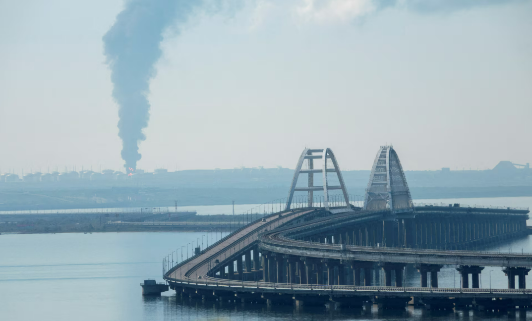 Дим валить з палаючого російського паливного складу поблизу Кримського мосту, ключового маршруту, що сполучає Росію з Кримом, який Москва використовує для перевезення військ та техніки на лінію фронту в Україні
