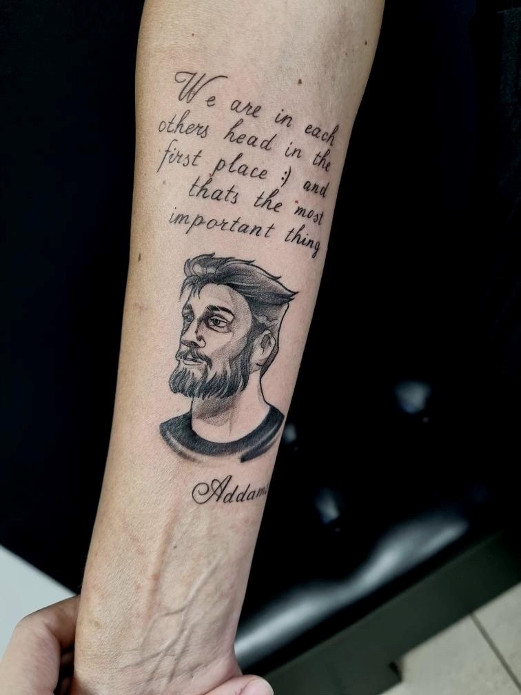 Татуювання у Анни на руці з портретом сина і його важливим повідомленням