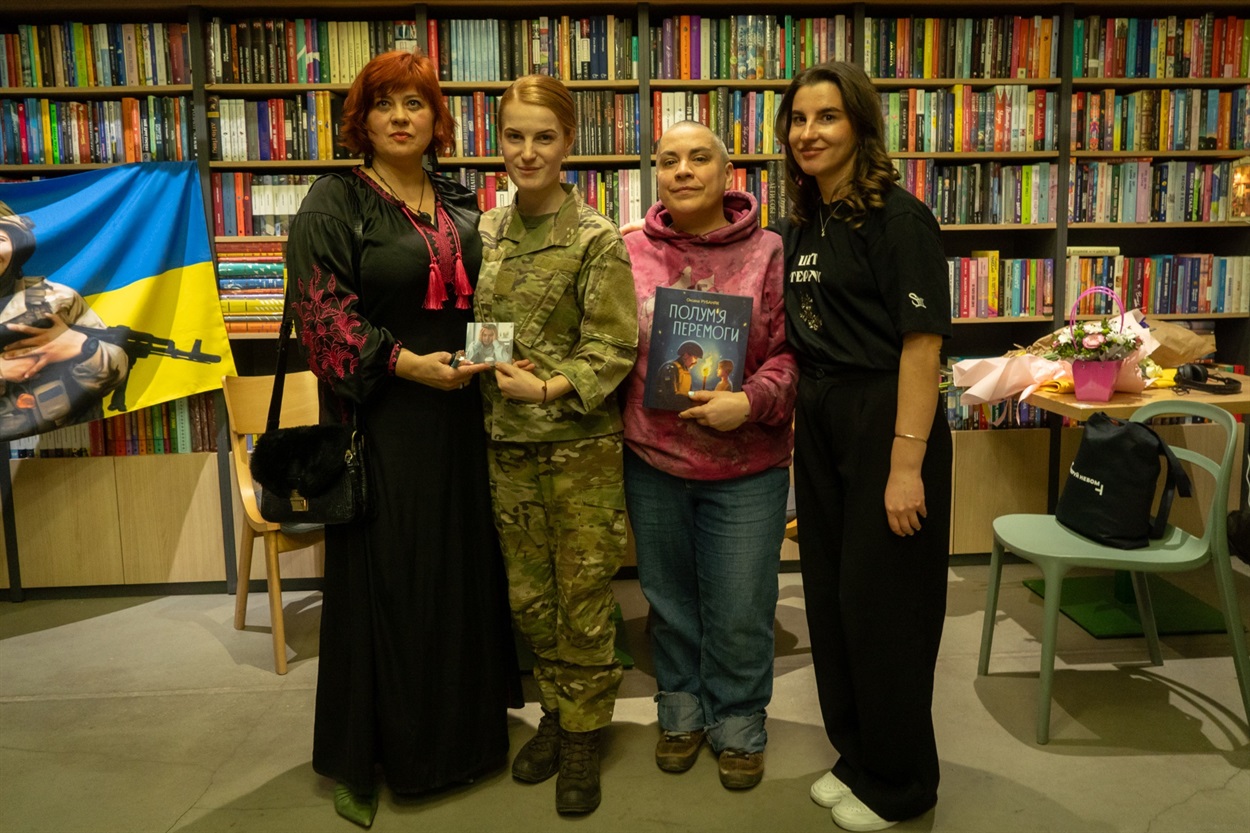 Мати Наталія, журналістка “Свої” Ганна Курцановська, дружина Артура Каріна і письменниця Оксана Рубаняк