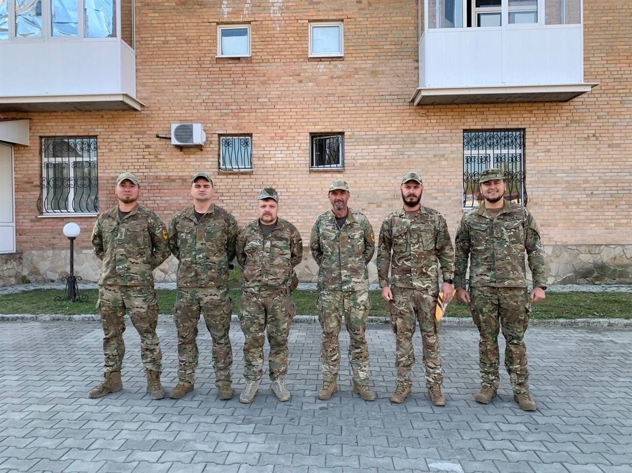 Під час служби в "Азові", "Величар" третій зліва