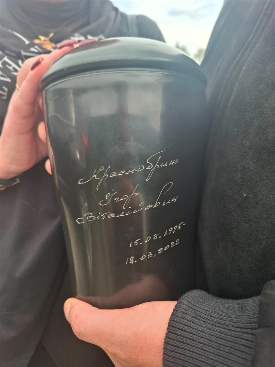 Прах "азовця" Ігоря Краснобрижа поховали на військовому кладовищі