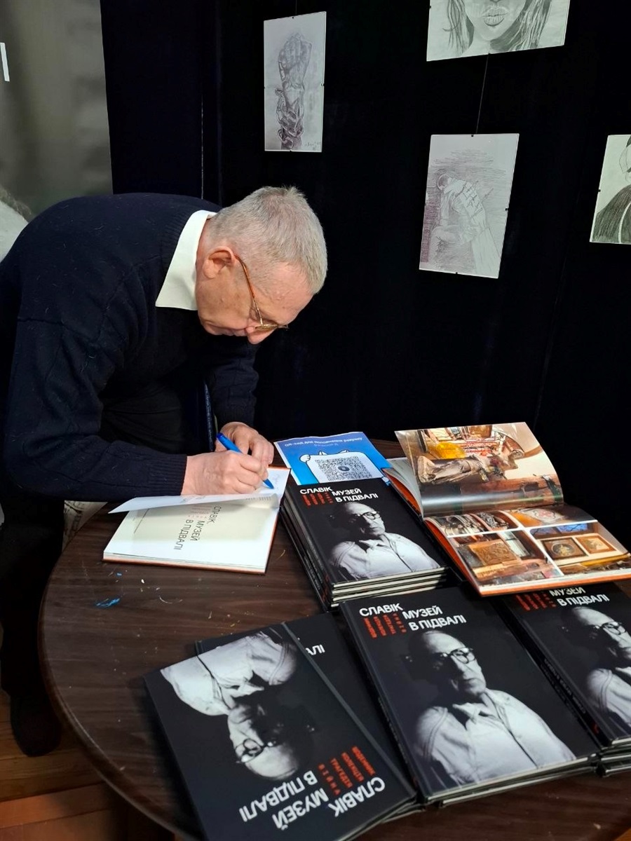 В'ячеслав Долженко підписує книгу