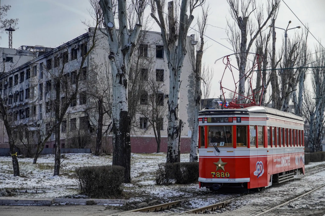 Кремль прагнув зробити місто вітриною того, що він називає «новими територіями», та поховати спогади про безперервні бомбардування російською армією