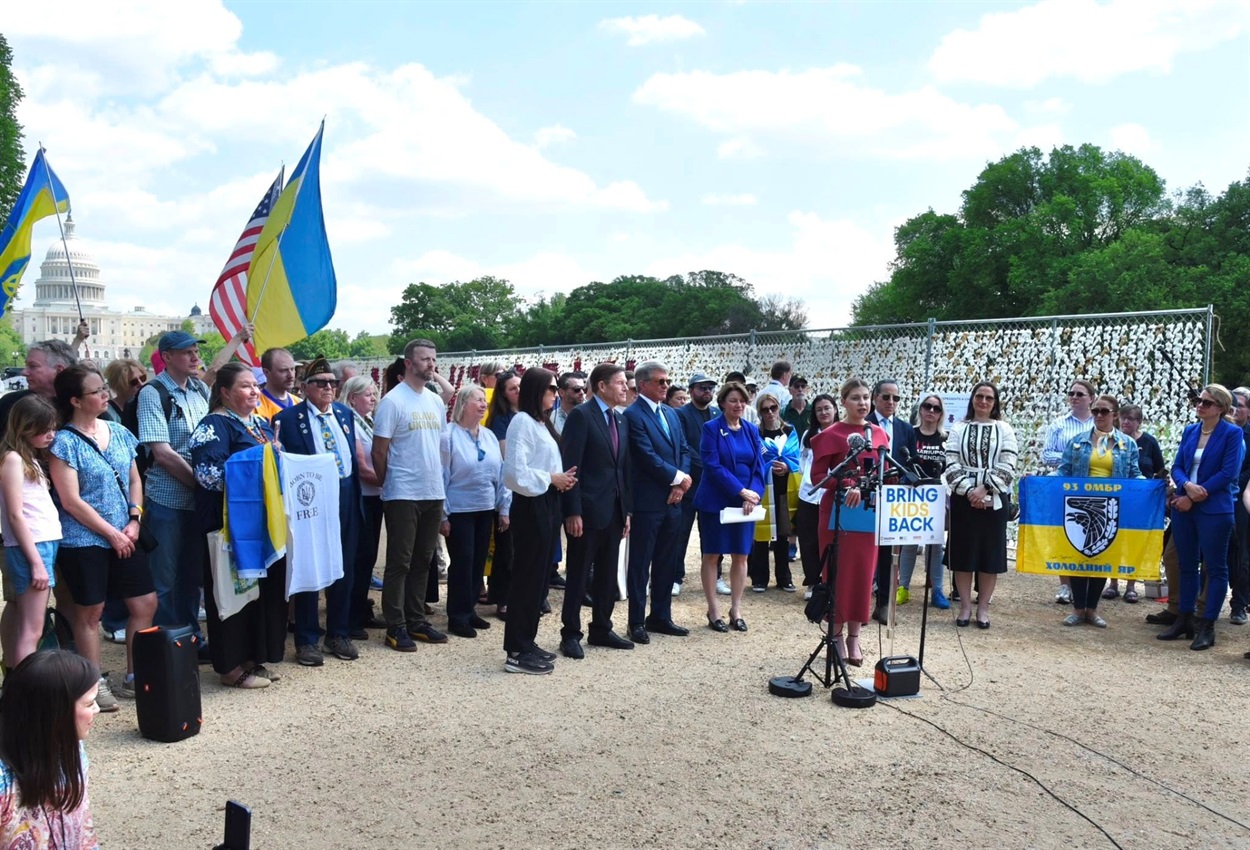 У центрі Вашингтону розмістили 20 тисяч плюшевих ведмедиків, щоб нагадати світу про викрадених РФ українських дітей